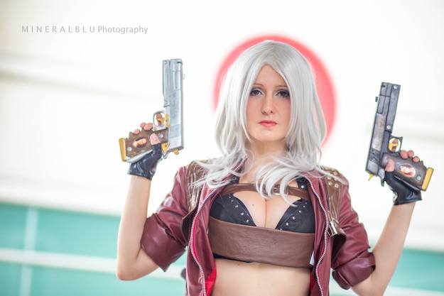 Female dante cosplay  Cosplay woman, Dante cosplay, Amazing cosplay